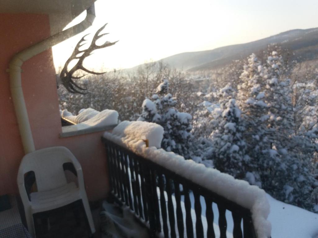 Nespecifikovaný výhled na hory nebo výhled na hory při pohledu z hotelu