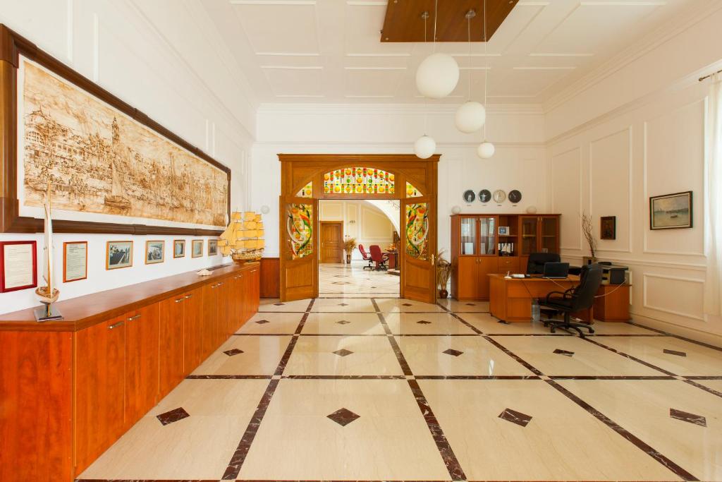 a large room with a lobby with a tile floor at Complex Villas Kaliakra & Gradina in Bŭlgarevo