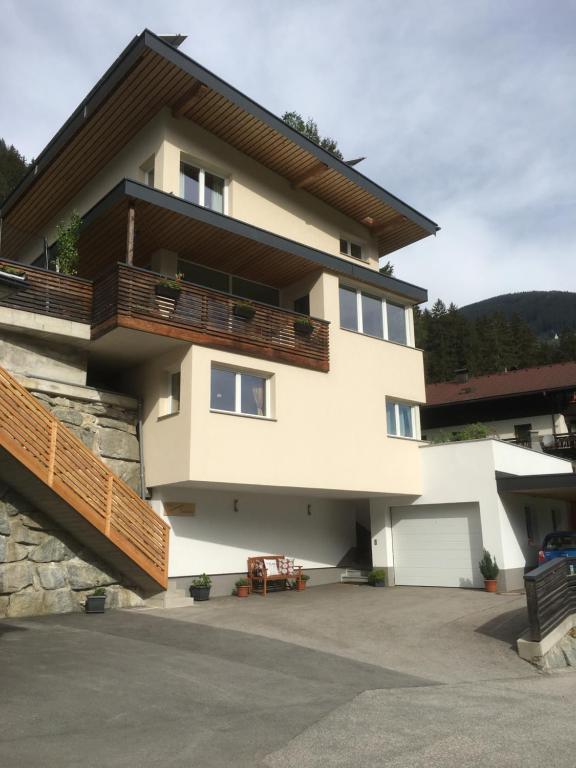 Casa grande con balcón y entrada en Ferienwohnung Walder, en Mayrhofen