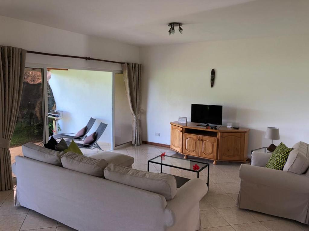 TV a/nebo společenská místnost v ubytování Sailfish Beach Villas