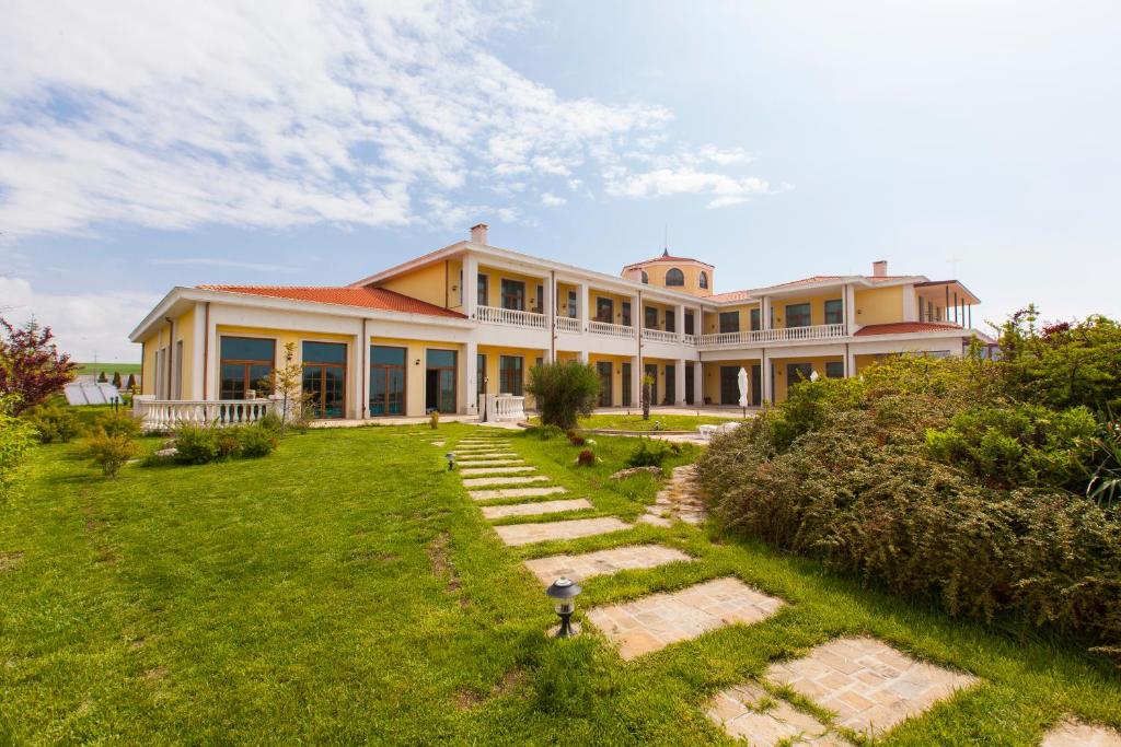 a large house with a lawn in front of it at Complex Villas Kaliakra & Gradina in Bŭlgarevo