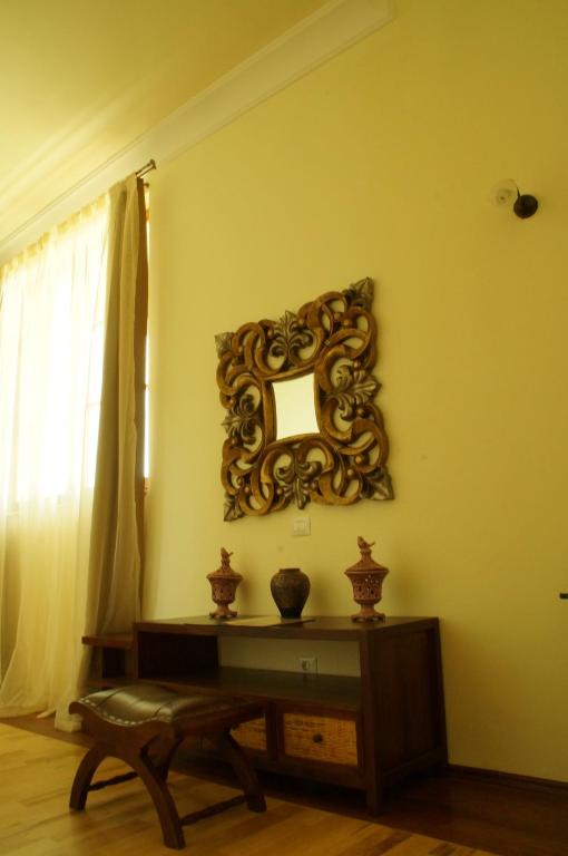 a mirror on a wall in a room with a table at Complex Villas Kaliakra & Gradina in Bŭlgarevo