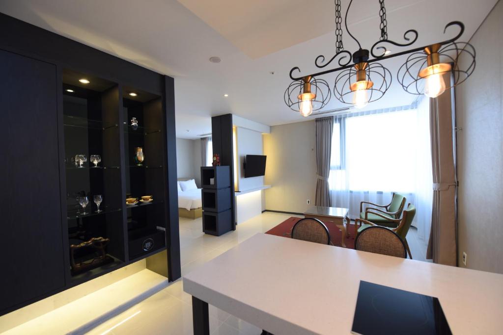 Postel nebo postele na pokoji v ubytování Geoje Artnouveau Suite Hotel