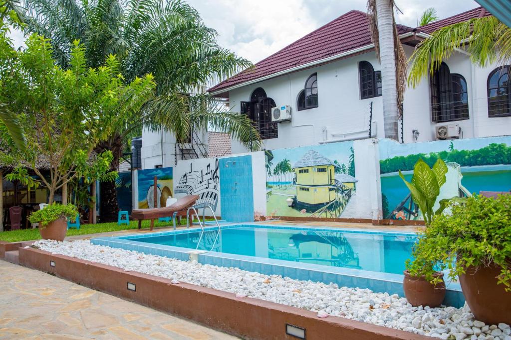 una piscina frente a una casa en Daisy Comfort Home en Dar es Salaam