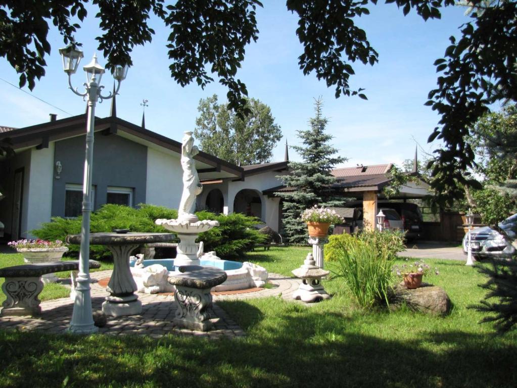 eine Statue im Hof eines Hauses in der Unterkunft Agroturystyka Przylesie in Hajnówka