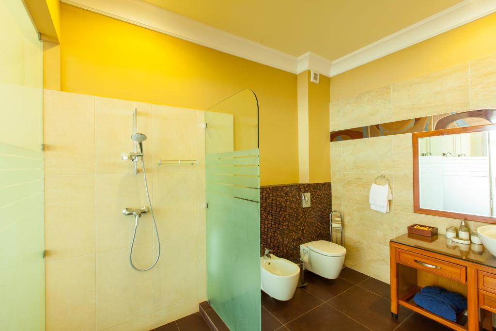 a bathroom with a shower and a toilet and a sink at Complex Villas Kaliakra & Gradina in Bŭlgarevo