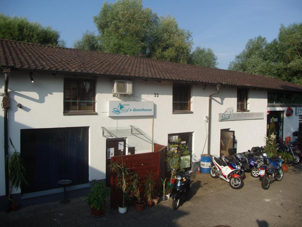 um grupo de motociclos estacionados fora de um edifício em Gerry `s Backpacker em Constança