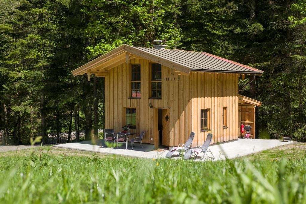 ヴァルヒゼーにあるChalet Auszeitの小さな木造の建物(テーブル、椅子付)