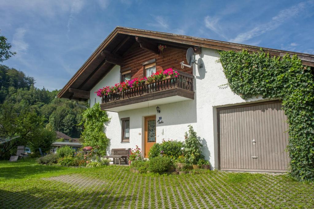una casa con un balcón con flores. en Heidinger, en Oberaudorf