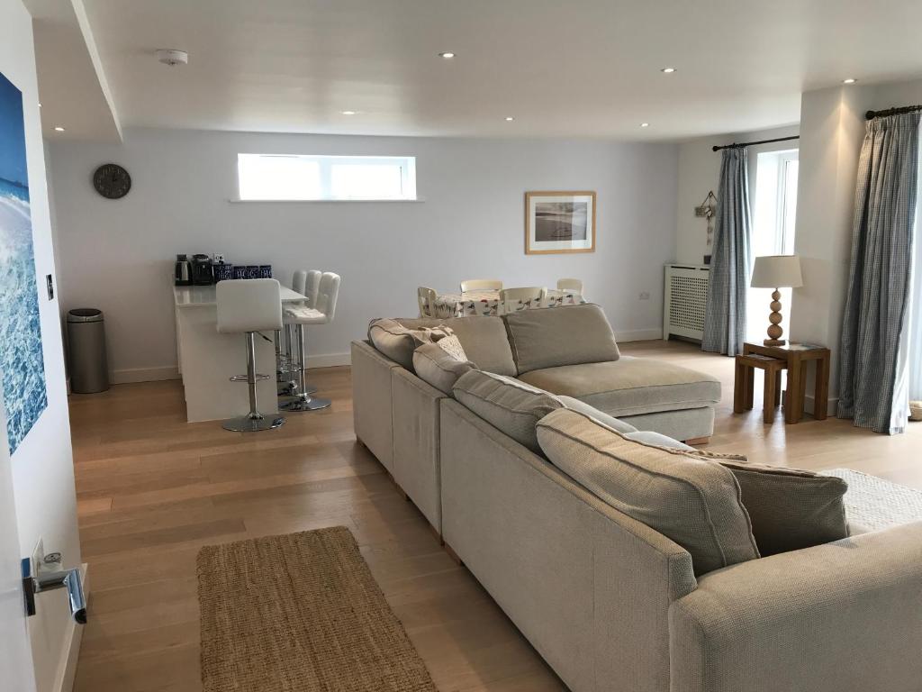 Una sala de estar con dos sofás y una mesa. en 6 Ocean Gate apartment, en Newquay