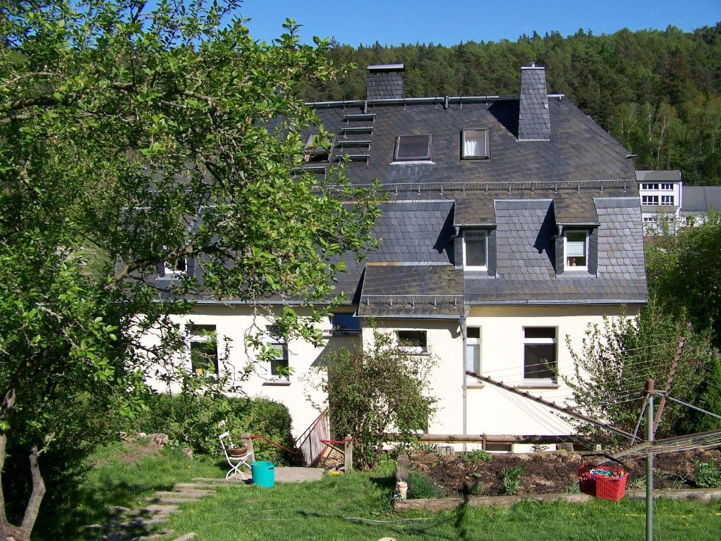 una gran casa blanca con techo gris en Ferienwohnung Fam. Falk, en Zeulenroda