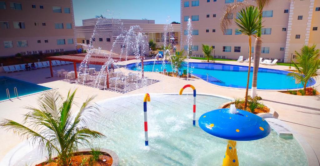 une grande piscine avec une fontaine dans l'établissement Encontro das Águas Thermas Resort, à Caldas Novas