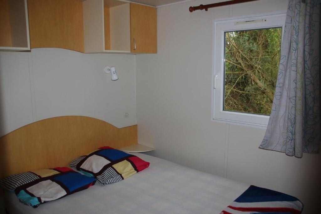 Postel nebo postele na pokoji v ubytování Camping Paradis d'Arvor