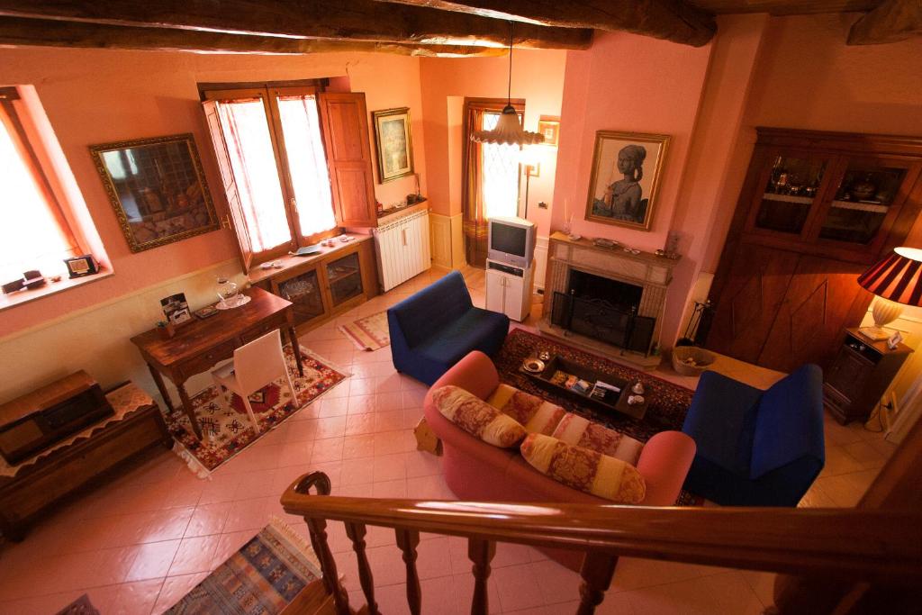 an overhead view of a living room with a couch and chairs at Casa nel verde in Decollatura