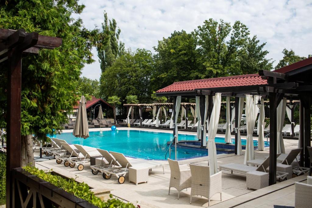 Bazén v ubytování Hotel Snagov Club nebo v jeho okolí