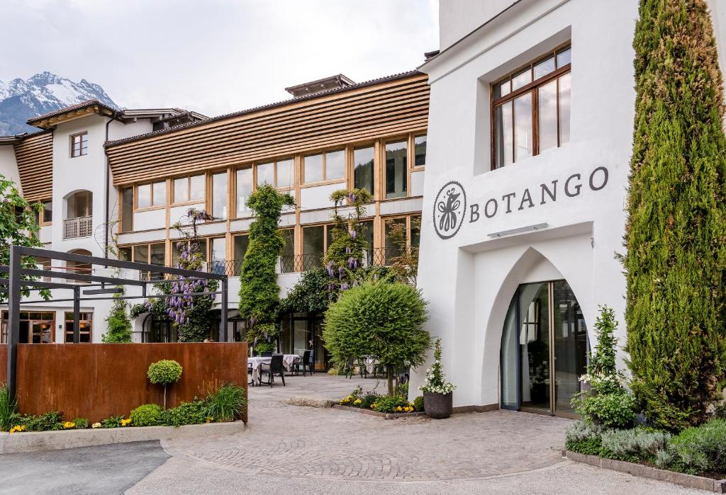 a building with a sign that reads bozovo at Botango in Parcines