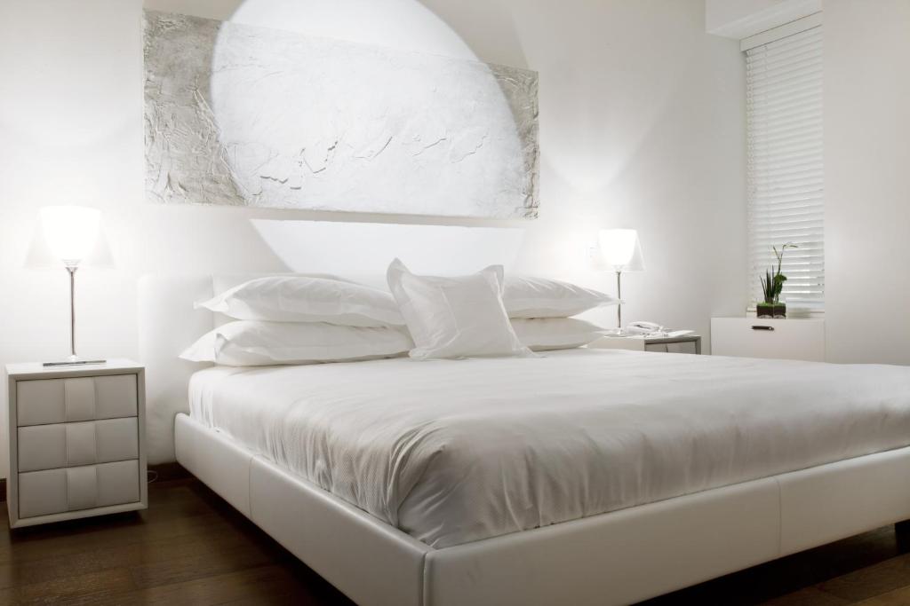A bed or beds in a room at Magna Pars l'Hotel à Parfum, Small Luxury Hotels of the World