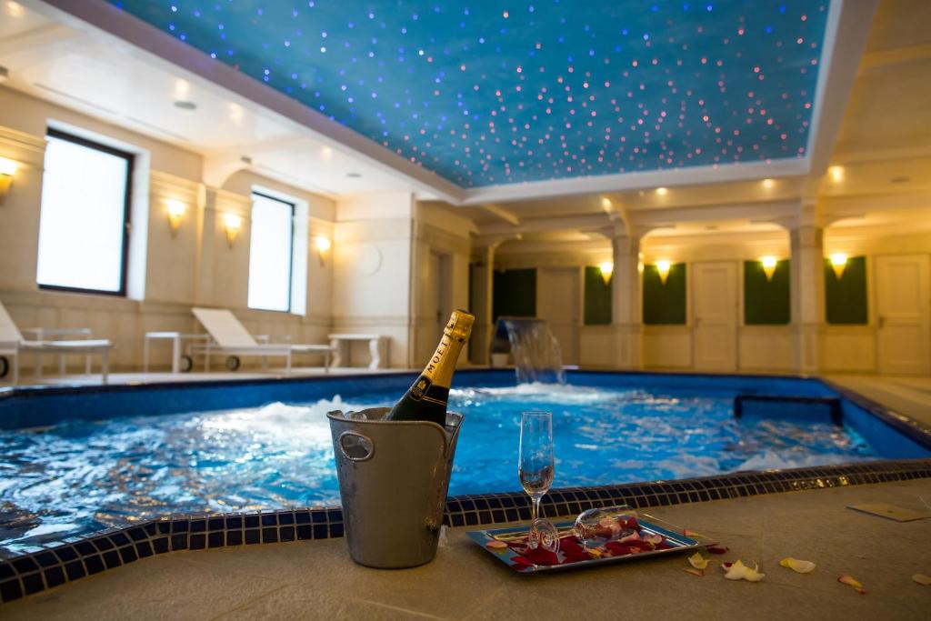 Bazén v ubytování Hotel Snagov Club nebo v jeho okolí