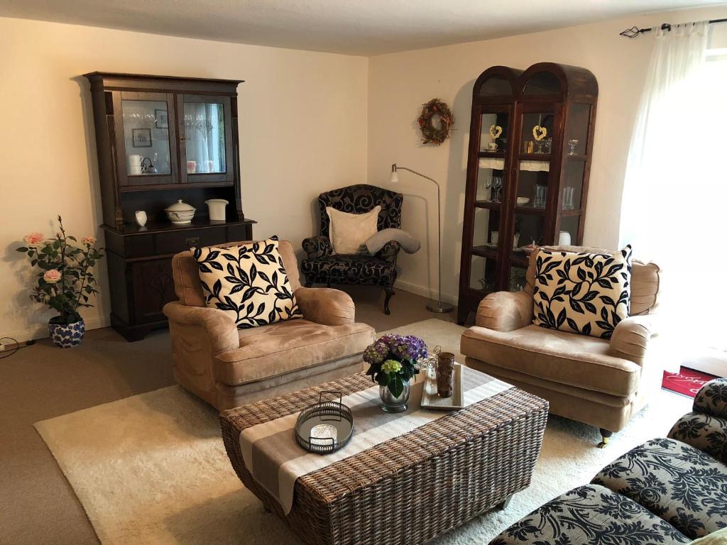 a living room with two chairs and a coffee table at Ferienwohnung Südel in Malente