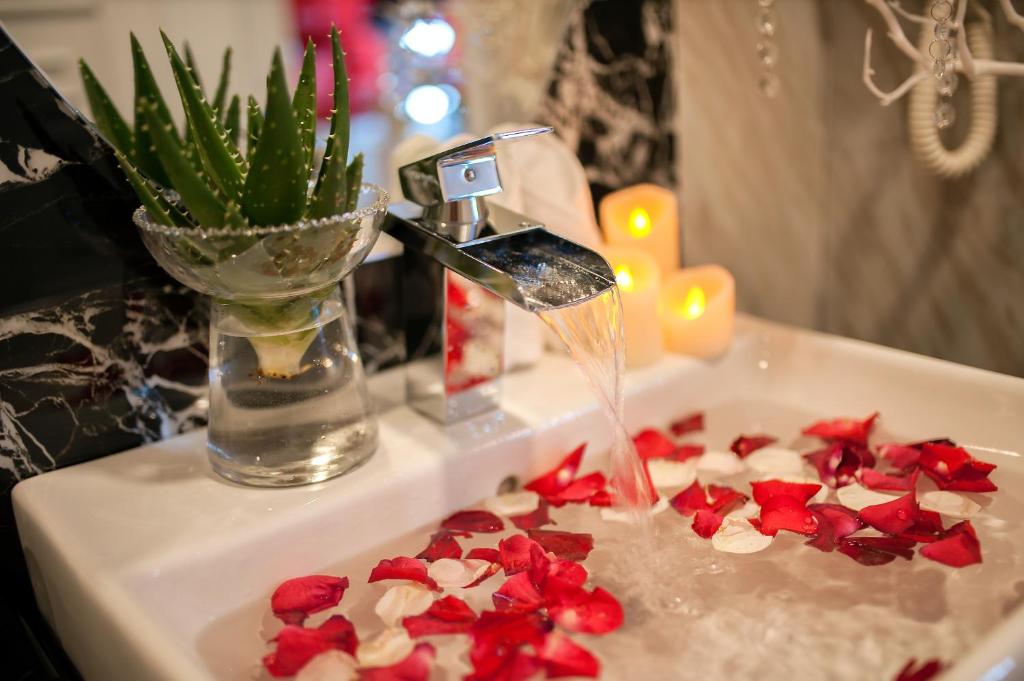 PHÒNG GIƯỜNG ĐÔI - SỬ DỤNG 4 GIỜ TRONG NGÀY (phụ phí áp dụng cho trường hợp nghỉ qua đêm)