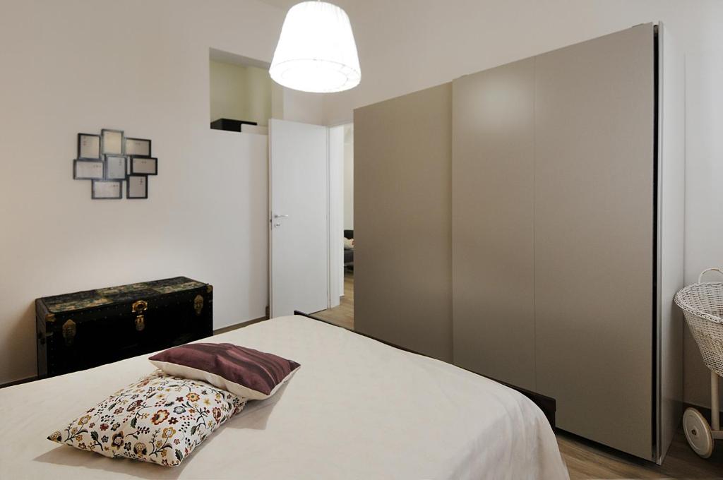 1 dormitorio con cama con almohada en casa vacanza Maria, en Marina di Ragusa