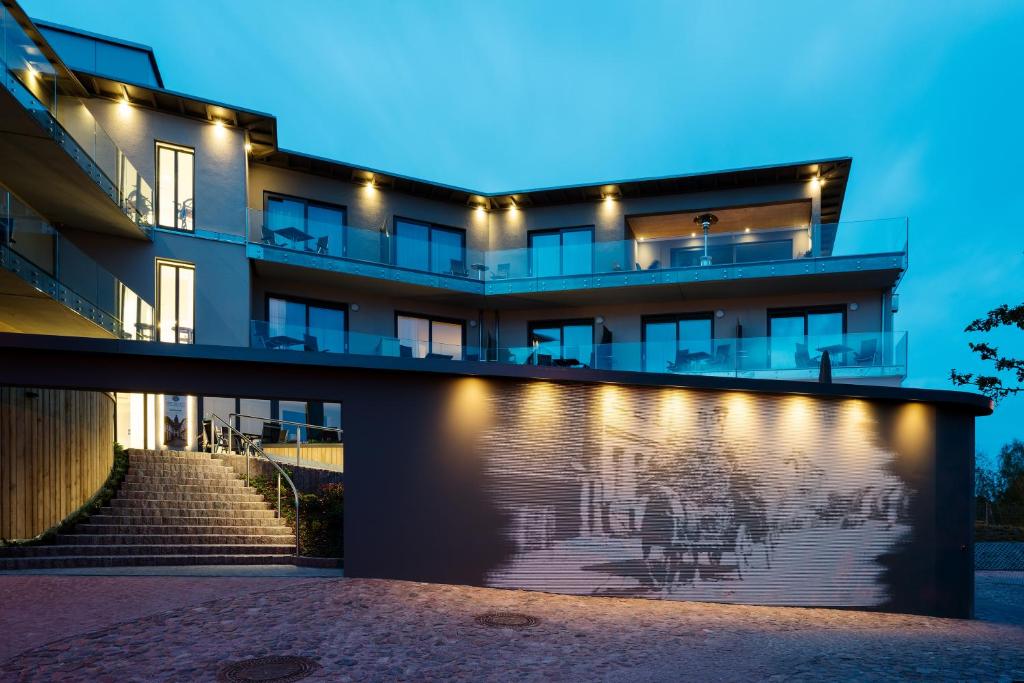 una casa con luces en el exterior por la noche en HOF-SUITEN en Waren