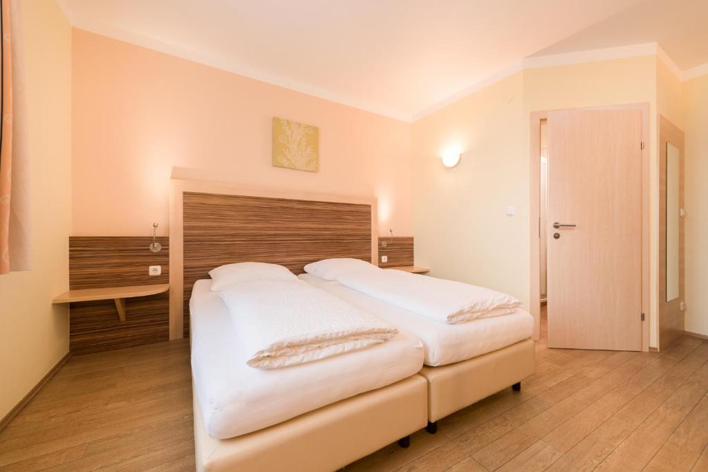 Ein Bett oder Betten in einem Zimmer der Unterkunft Hotel Radlinger