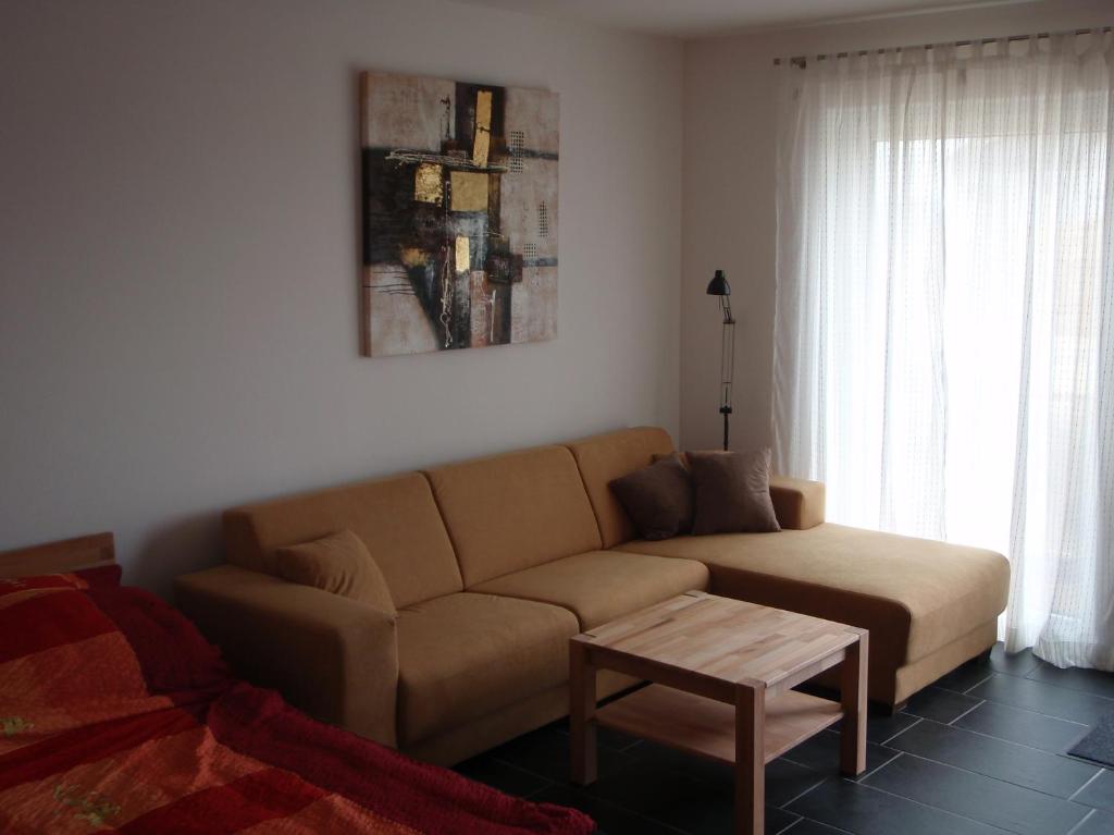 ein Wohnzimmer mit einem Sofa und einem Couchtisch in der Unterkunft Ferienwohnung Mainz in Mainz