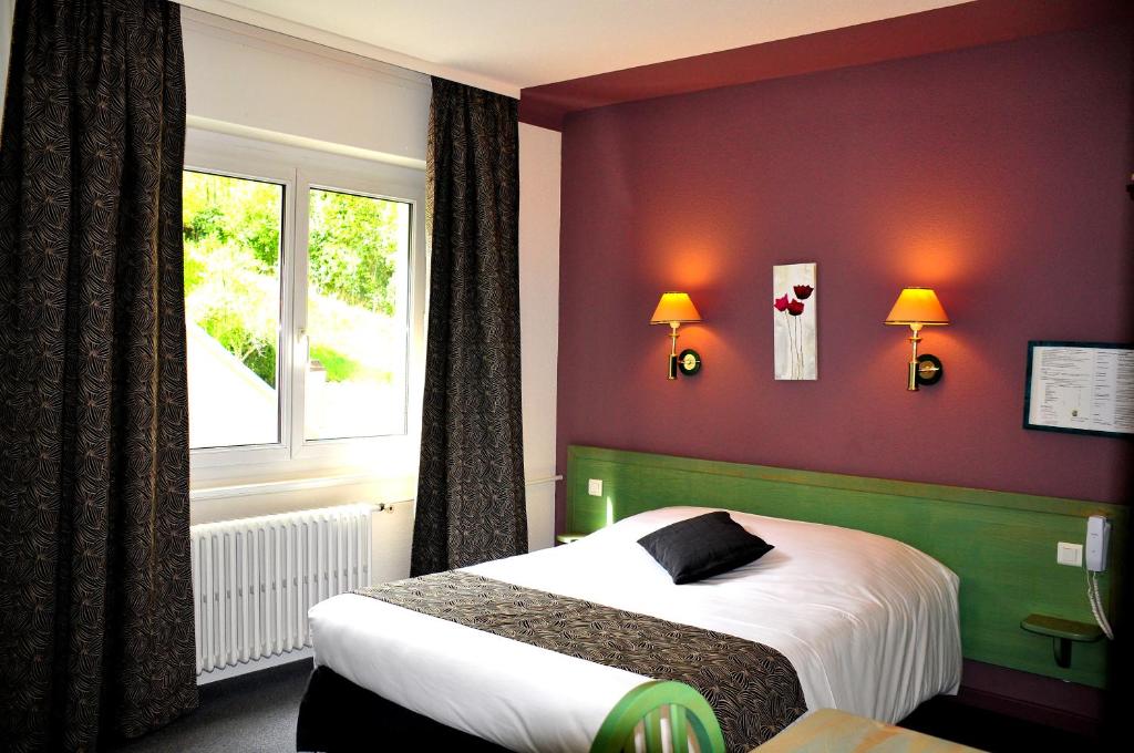 Postel nebo postele na pokoji v ubytování Logis Hôtel - Restaurant Aux Bruyères