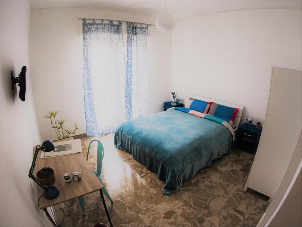 een slaapkamer met een bed en een tafel bij Be Central Rooms in Palermo