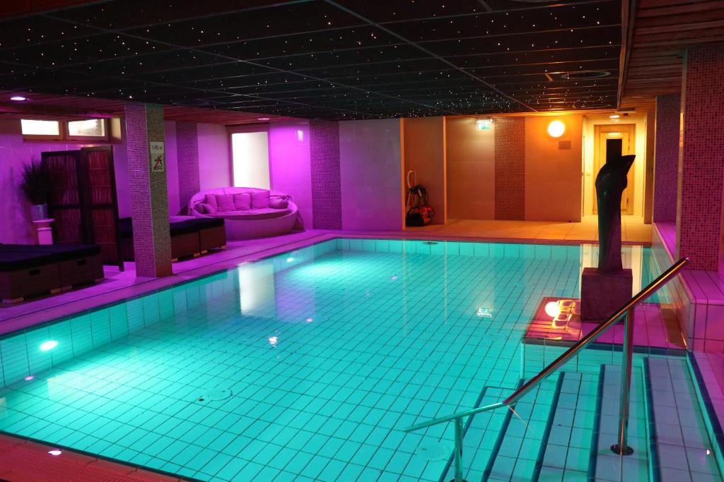 a large indoor swimming pool in a building at Wellness Suites Dellewal in West-Terschelling