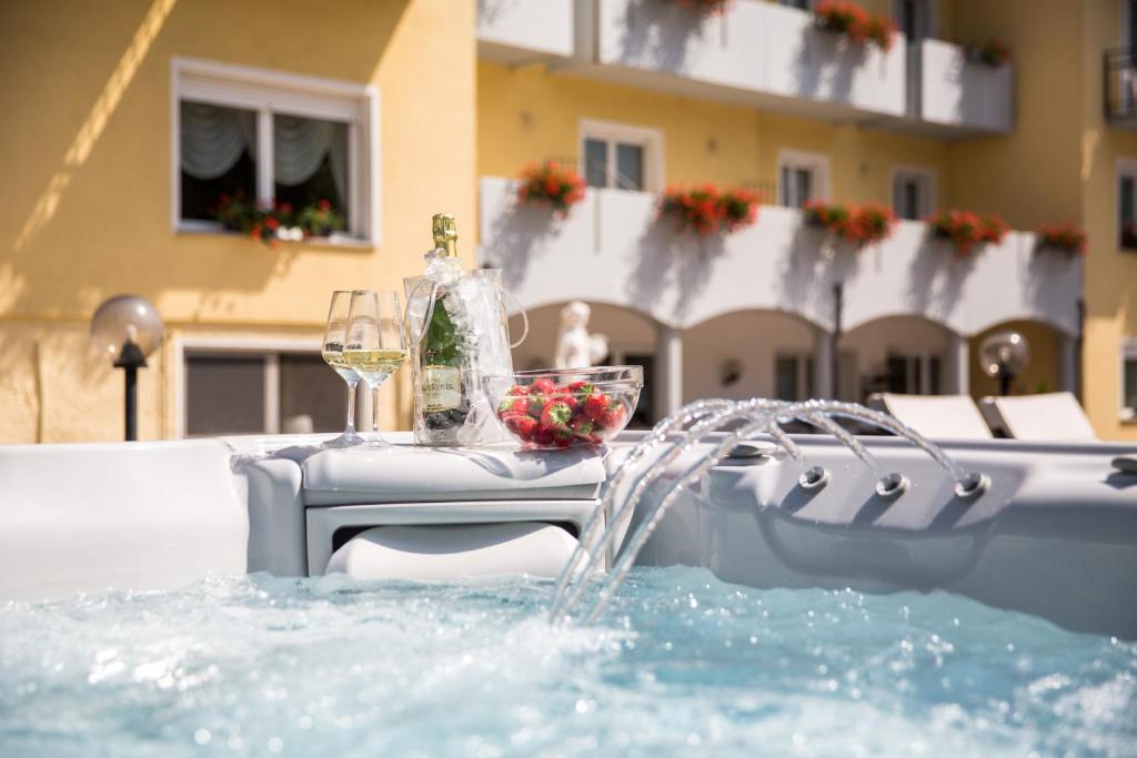 Bazén v ubytování Hotel Daniela nebo v jeho okolí
