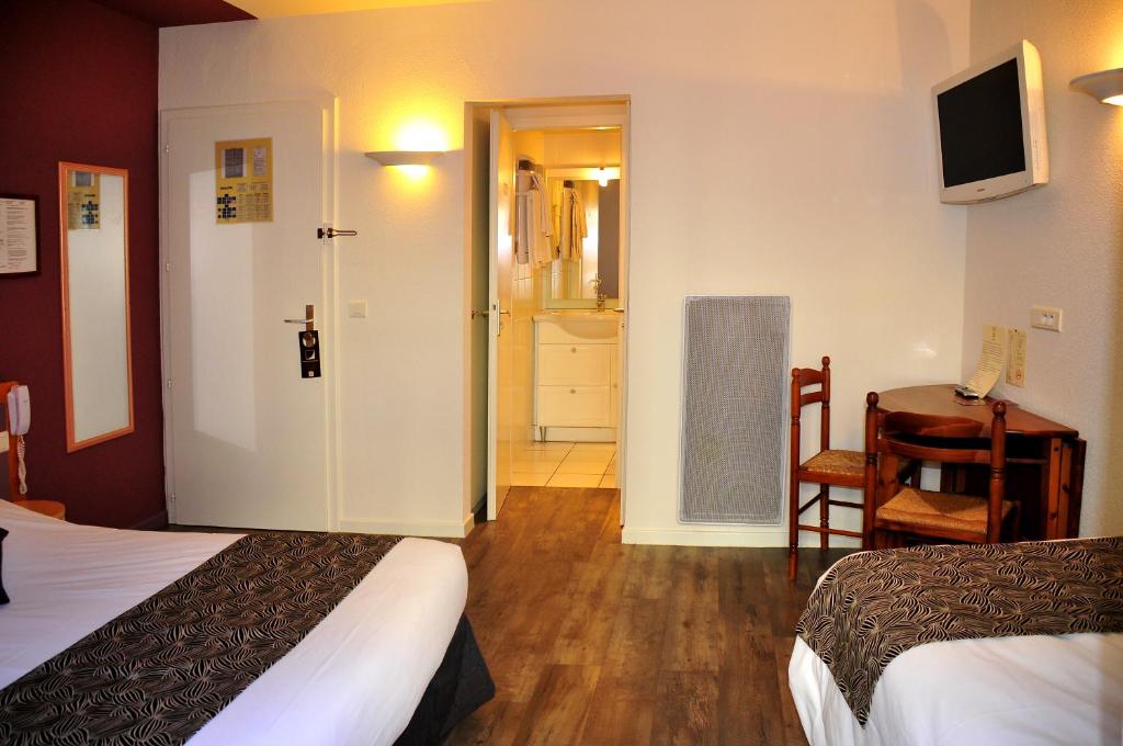 Postel nebo postele na pokoji v ubytování Logis Hôtel - Restaurant Aux Bruyères