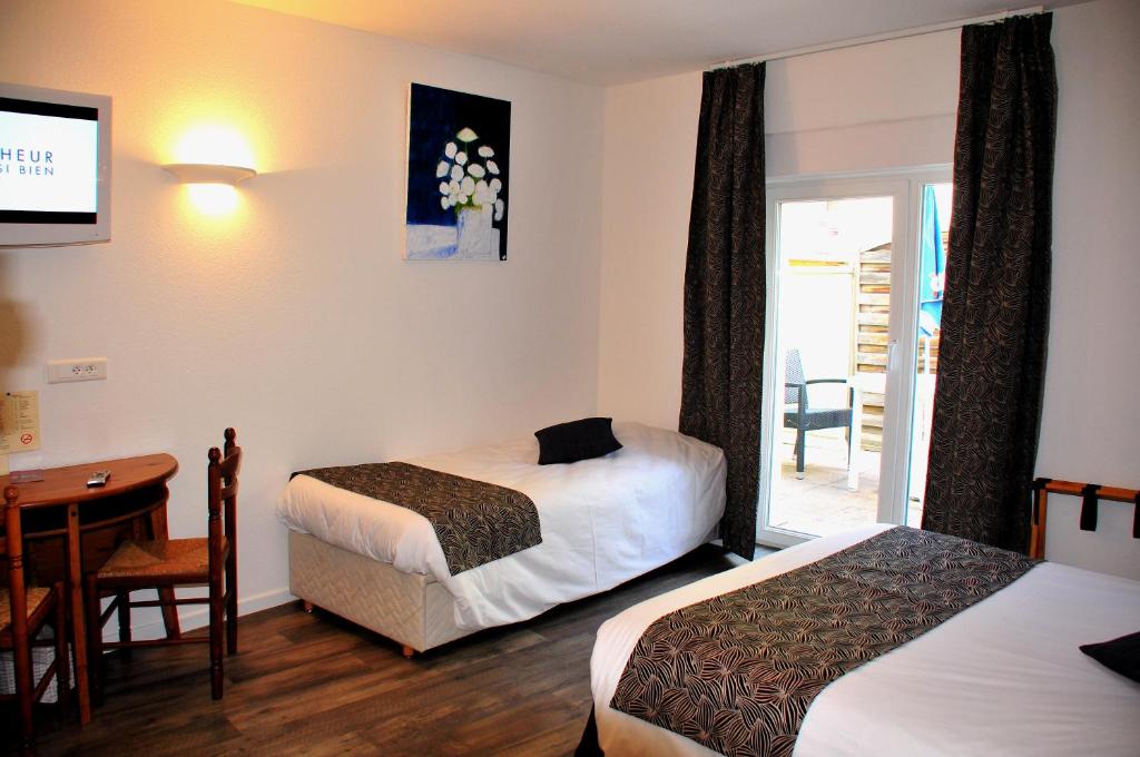 Postel nebo postele na pokoji v ubytování Logis Hôtel - Restaurant Aux Bruyères