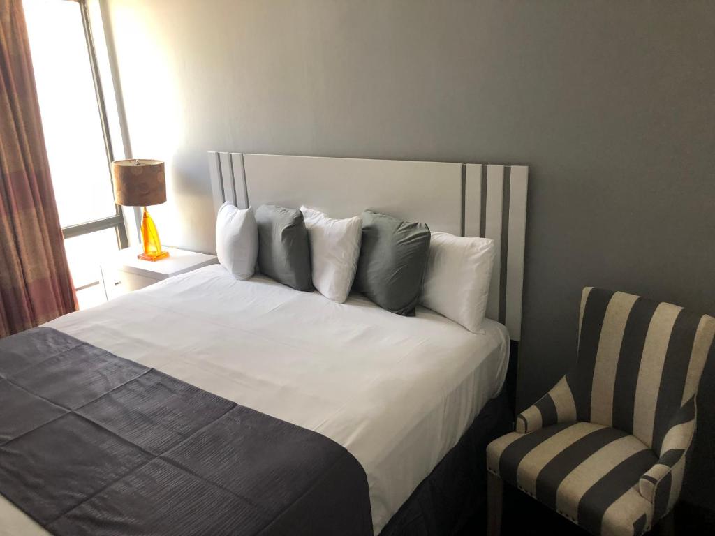 Tempat tidur dalam kamar di Bal Harbour Hotels