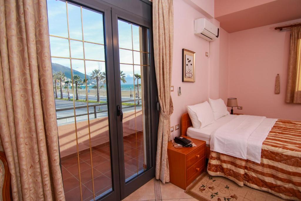 Hotel Primavera في فلوره: غرفة نوم مع سرير وإطلالة على المحيط
