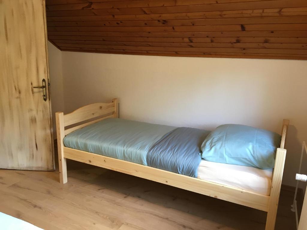 Postel nebo postele na pokoji v ubytování Dolar Rooms
