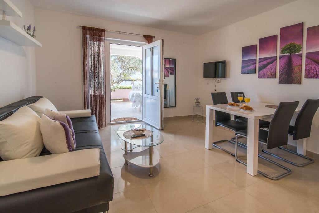 Televízia a/alebo spoločenská miestnosť v ubytovaní Apartments Braut Krk