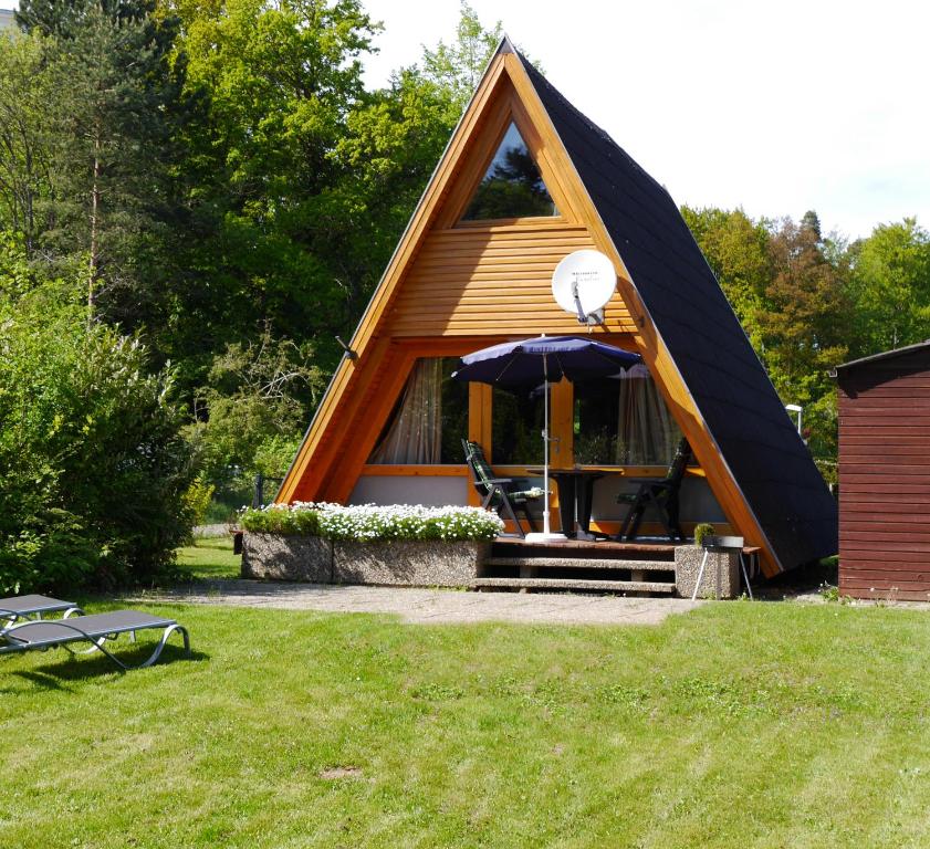 ein kleines Haus mit Dachschräge und Basketballkorb in der Unterkunft Ferienhaus im Nordschwarzwald - Nurdachhaus in Waldrandlage in Schellbronn