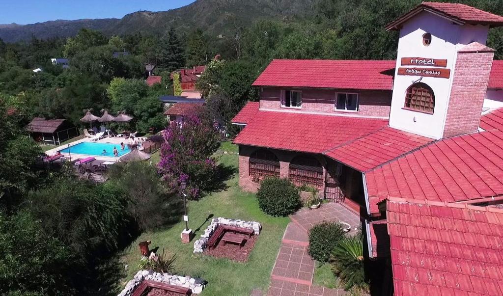 uma vista aérea de uma casa com um telhado vermelho em Hotel Antiguo Camino em Villa General Belgrano