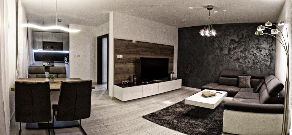 sala de estar con sofá y mesa en Apartment Centrum Luxury Mountain View en Poprad