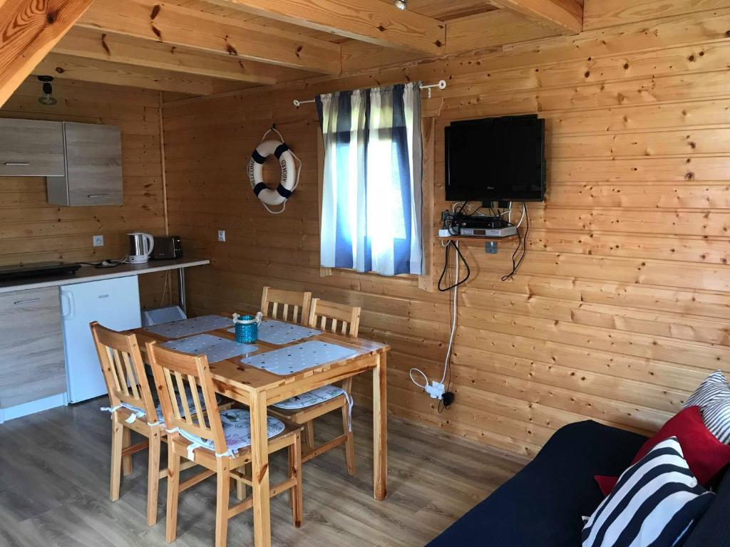 TV a/nebo společenská místnost v ubytování Domki Kapitańskie z prywatnym polem do gry w Mini Golf