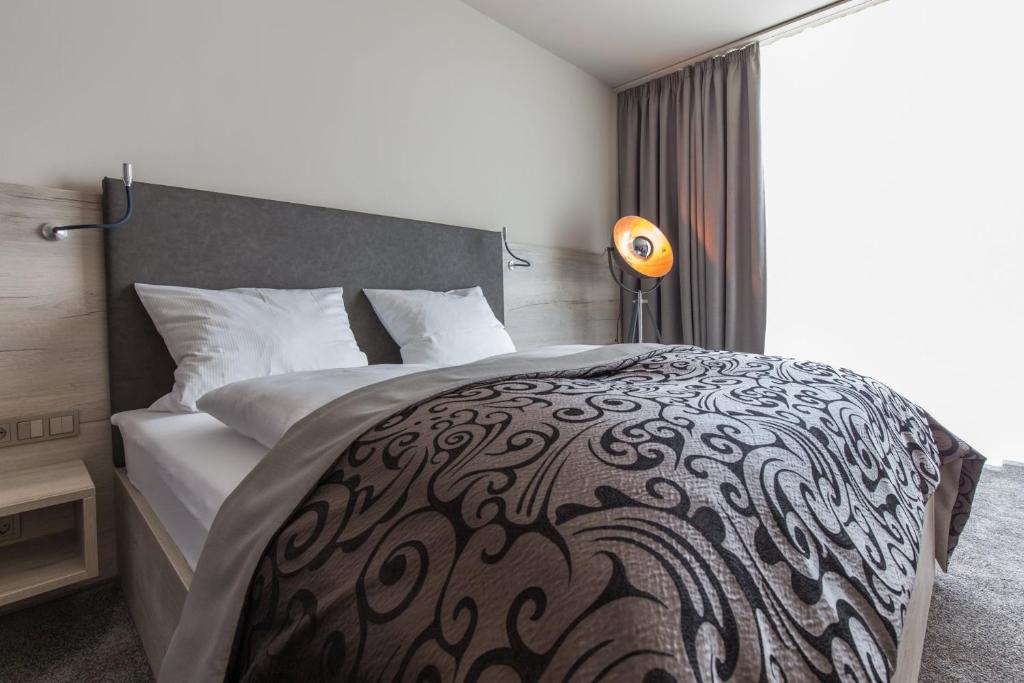 Postel nebo postele na pokoji v ubytování monte mare SAUNA-SPA-SPORTS-HOTEL