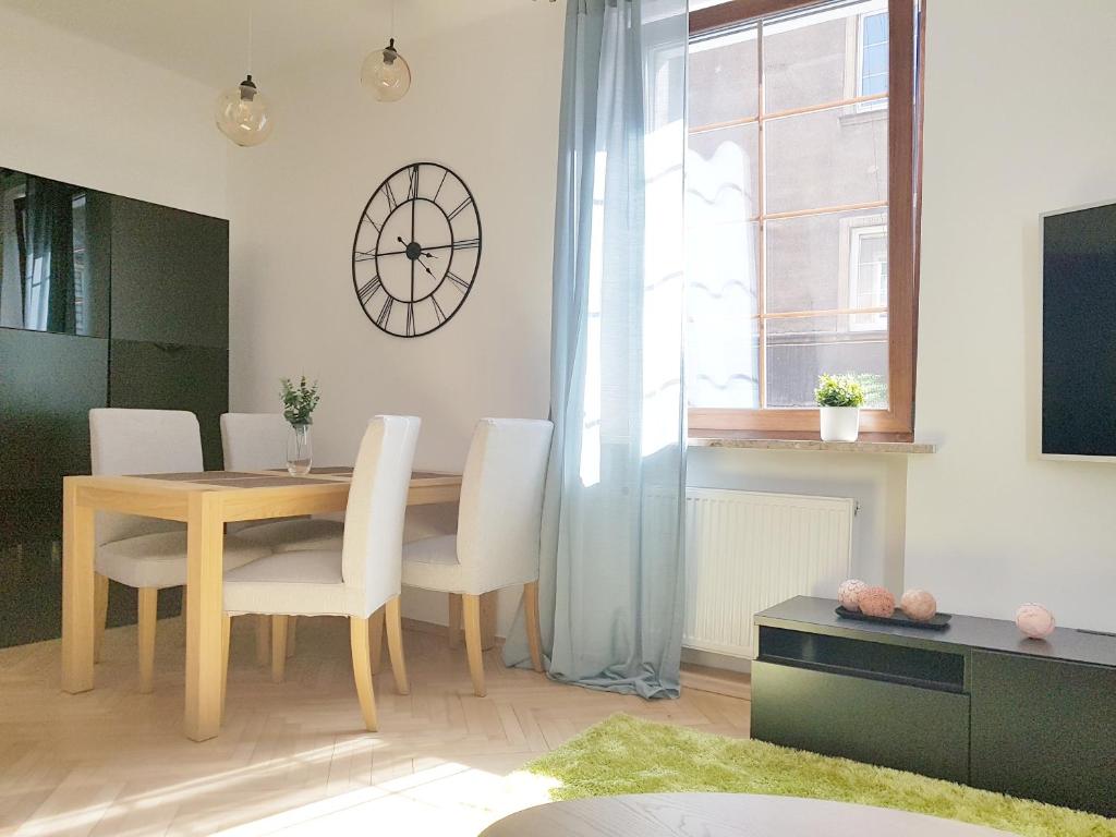 Televízia a/alebo spoločenská miestnosť v ubytovaní Przy Rynku