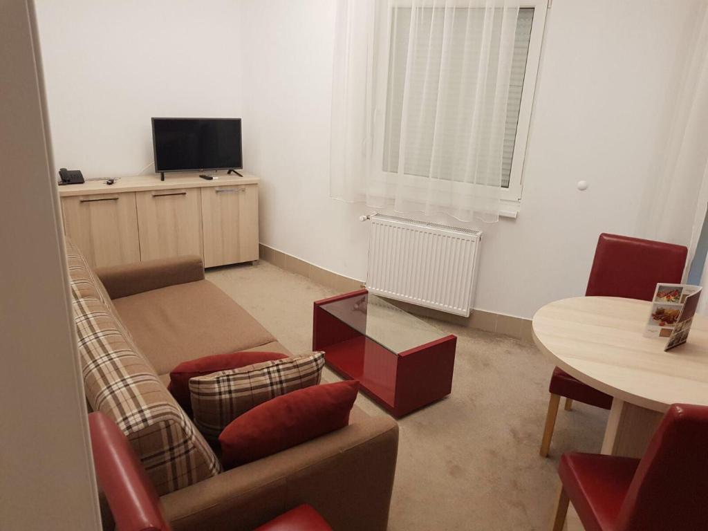 TV a/nebo společenská místnost v ubytování Holiday Wing Apartment 2