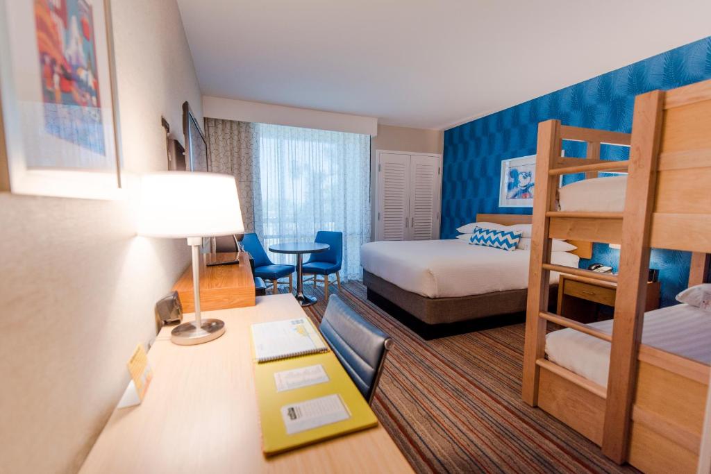 Howard Johnson by Wyndham Anaheim Hotel & Water Playground - Habitación Queen Con Litera Jr - No Fumar