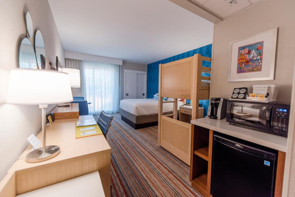 Howard Johnson by Wyndham Anaheim Hotel and Water Playground photo