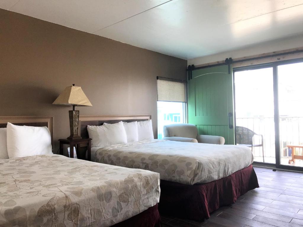 Postel nebo postele na pokoji v ubytování Ala Moana Motel & Suites