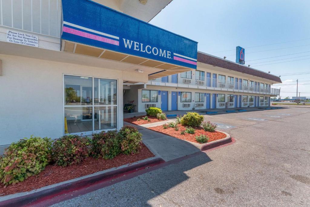 una señal de bienvenida para un hotel en un estacionamiento en Motel 6-Del Rio, TX en Del Río