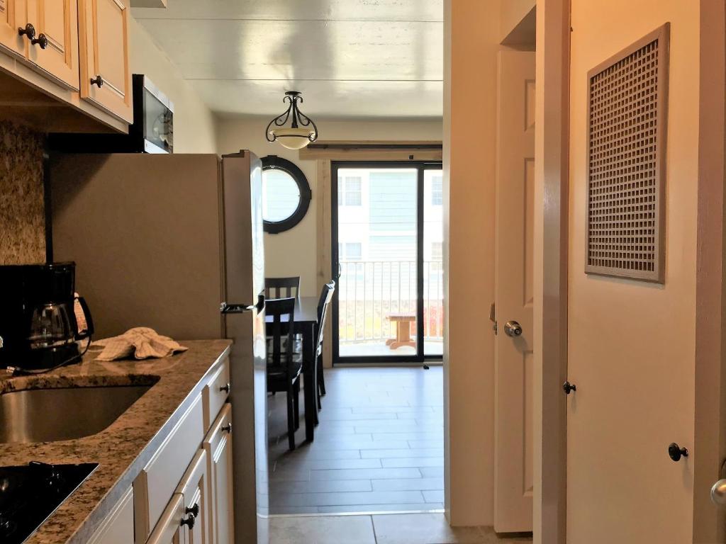 Kuchyň nebo kuchyňský kout v ubytování Ala Moana Motel & Suites